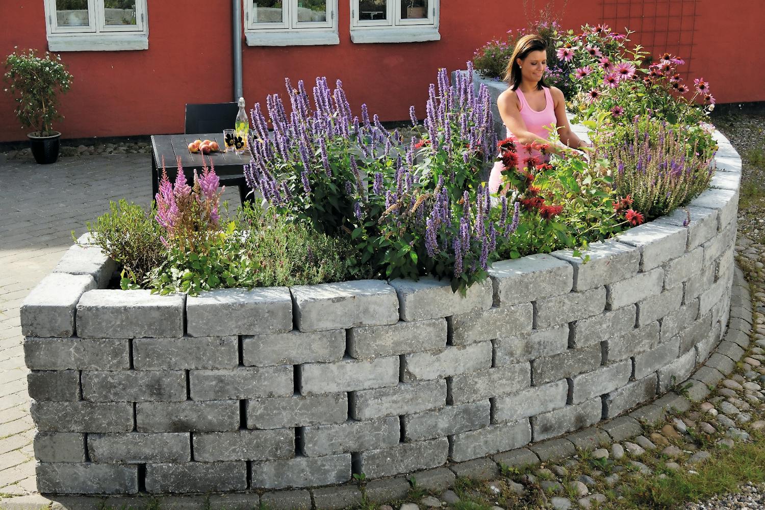 Buet høybed av betongstein